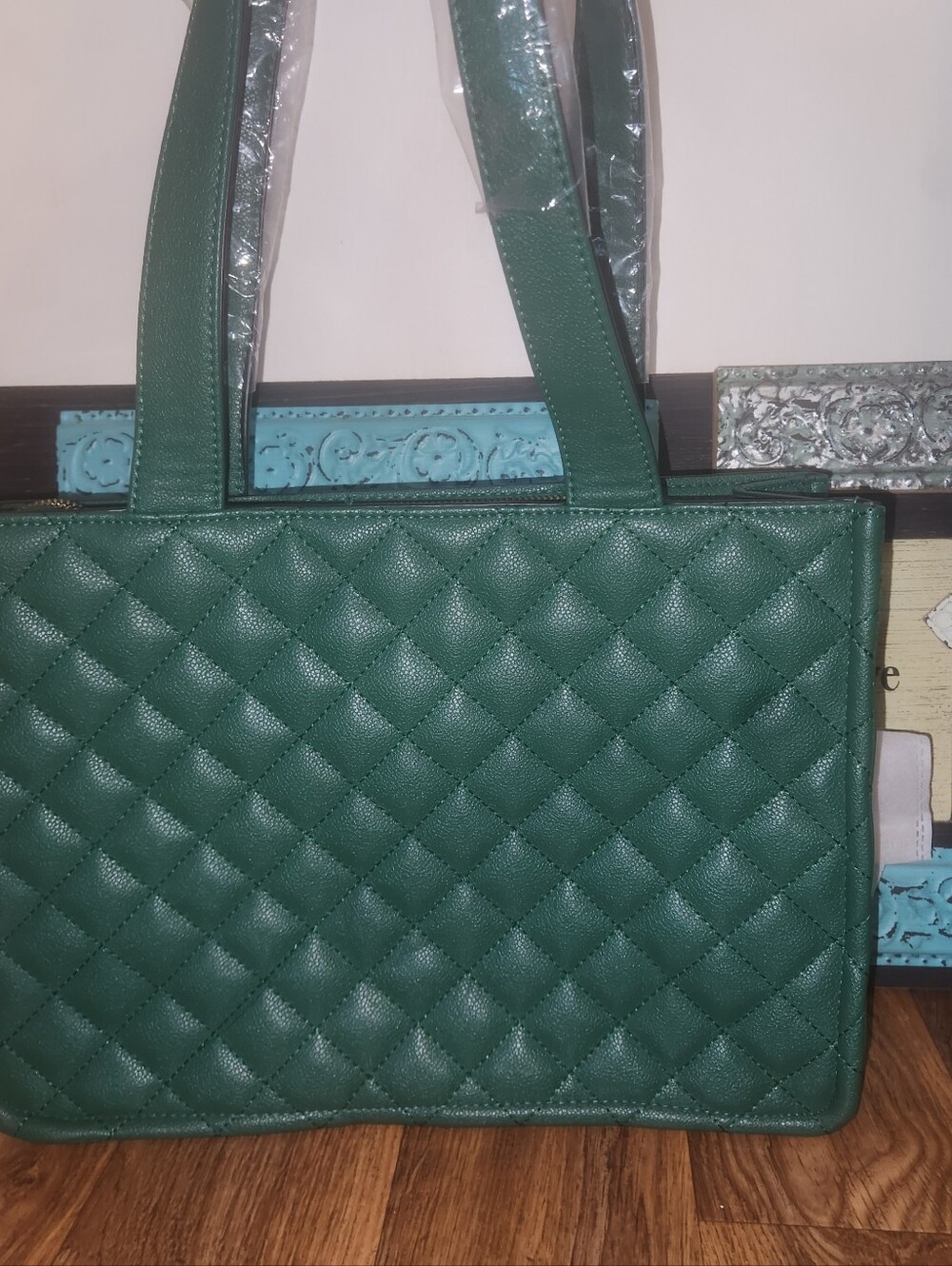 HUNTER GREEN QUILTED TOTE FASHION BUNDLE 💥FREE GWP, READ BELOW💥 - Picture 9 of 16